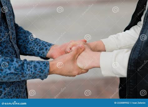 Pareja Gay Caminando En El Estilo De Vida Del Centro De La Ciudad Foto De Archivo Imagen De