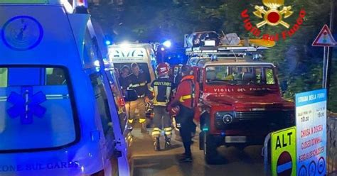 Cadono In Una Scarpata Recuperati Dai Vigili Del Fuoco