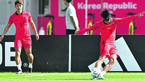 Son Heung Min Pakai Topeng Pemain Bintang Timnas Korea Selatan