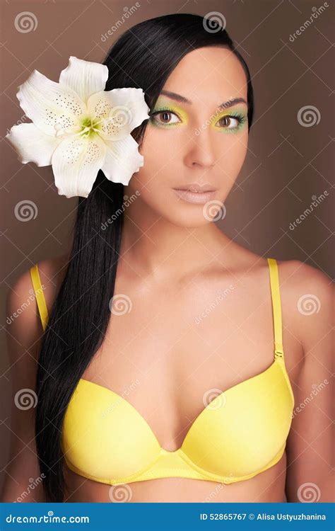Mujer Hawaiana Con La Flor Muchacha Atractiva En Bikini Imagen de archivo Imagen de cosmético