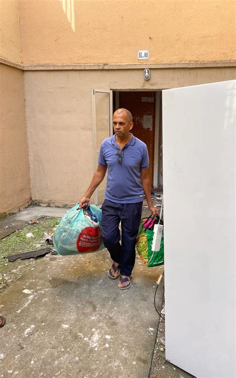 Moradores de prédio atingido por caixa dágua começam a retirar os