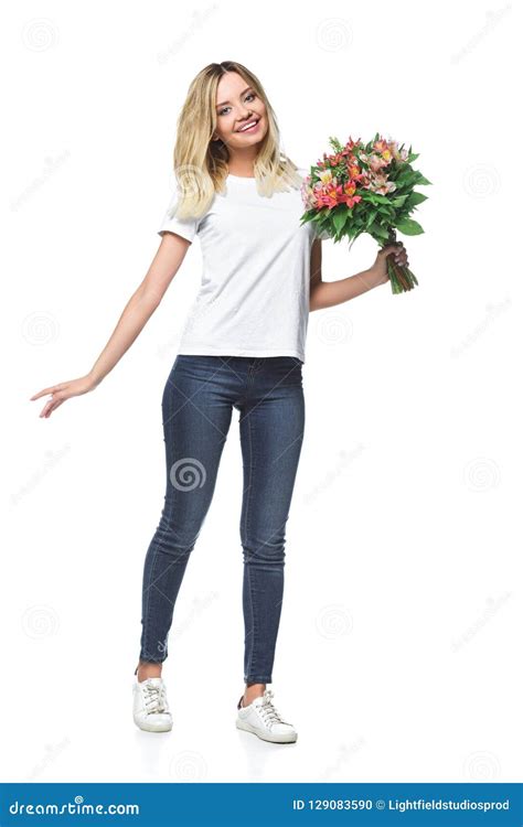 Menina Atrativa Que Levanta O Ramalhete Das Flores Na Camisa Branca