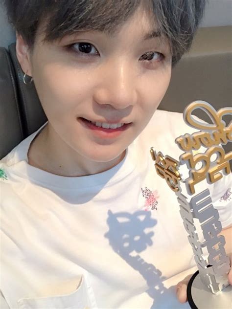 防弾少年団suga、「ショー音楽中心」1位のトロフィーの写真公開“アーミー、i Love You” K Pop、韓国エンタメニュース