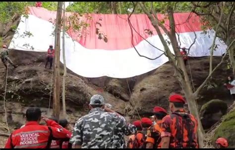 Hut Ri Ke 77 Bendera Merah Putih Raksasa Dikibarkan Di Atas Tebing Di