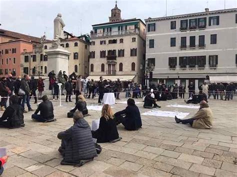 Bar E Ristoranti Sit In Di Protesta A Venezia Contro Le Chiusure Alle