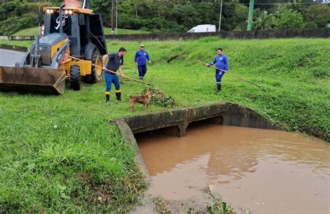 Balneário Camboriú registra deslizamento de terra erosão de asfalto