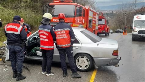 Sapanca da kamyonet ile otomobil çarpıştı 1 yaralı Haberler