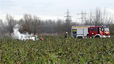 Bei Karlsruhe Vier Tote bei Zusammenstoß von Kleinflugzeug und