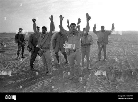 Soldados egipcios como prisioneros de guerra fotografías e imágenes de