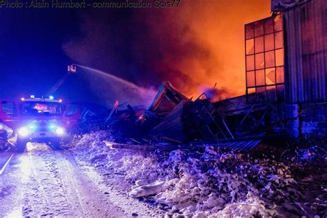 Dammarie lès Lys Les images impressionnantes de l incendie d entrepôt