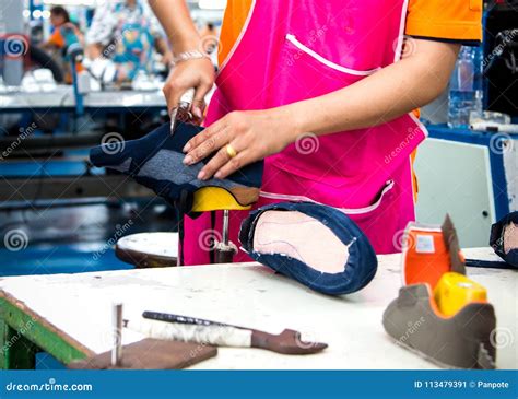 Proceso De Fabricación Del Zapato En Cadena De Producción Del Calzado Imagen De Archivo Imagen