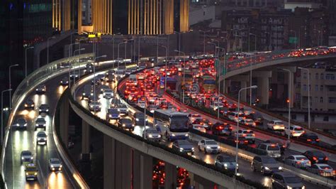 Atasco Sobre La Hora Punta En La Carretera Coches En Los Puentes Y Los