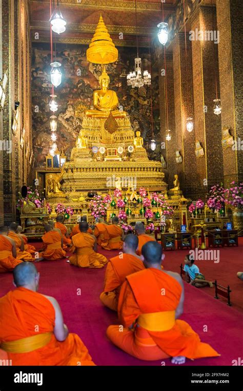 Monks In Bangkok Temple Hi Res Stock Photography And Images Alamy