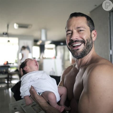 Foto Malvino Salvador Posa A Filha Ayra No Colo E N O Esconde A