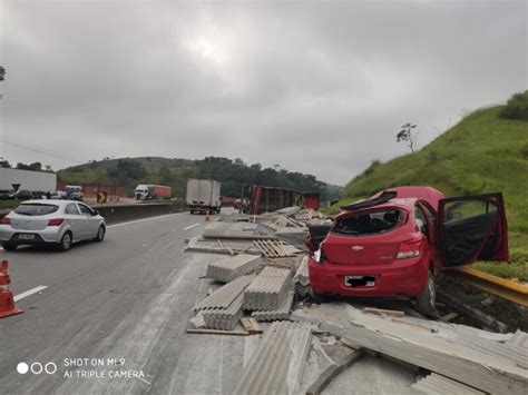 Carreta Tomba E Deixa Quatro Feridos Na Dutra Em Pira Di Rio Do Vale