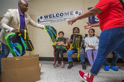 Former Nfl Defensive Back Dexter Davis Visits Millwood To Donate Nfl