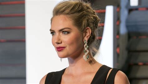 Može li seksepilnije od ovoga Prvo se skinula u bikini pa navukla crnu čipku FOTO B92