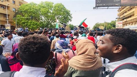 السودان الآلاف يتظاهرون بالخرطوم في مليونية تعيين رئيس للقضاء ونائب