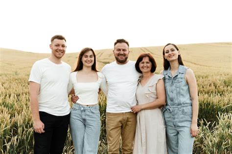 Retrato De Una Familia Feliz Padre Con Madre E Hijos Adultos En El