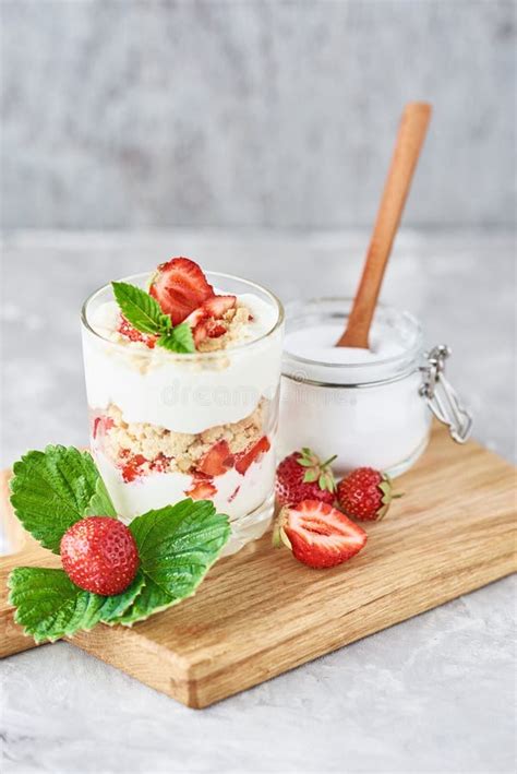 Granola Of Yoghurt Met Aardbei In Glas Verse Bessen En Pot Met Suiker