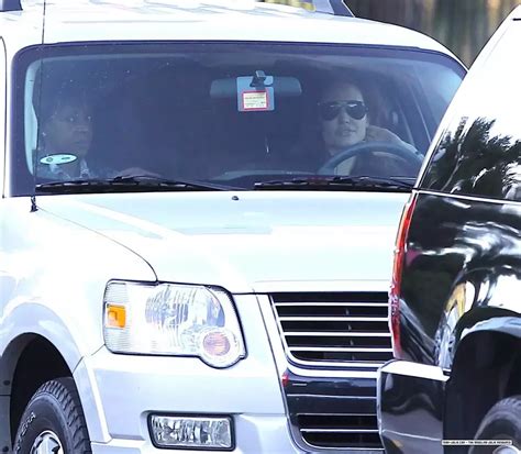 Angelina Jolie Sofre Acidente De Carro Em Los Angeles Famosos Meio