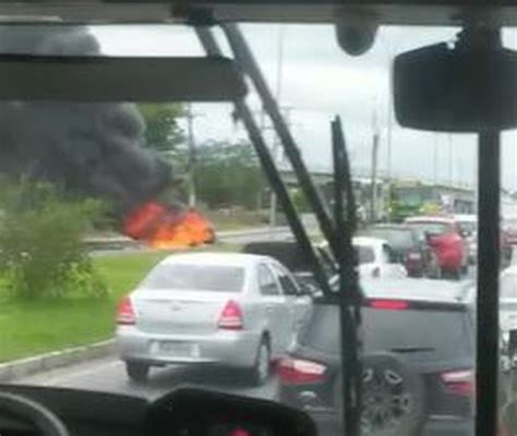 Manifestantes ateiam fogo em barricadas durante operação policial em