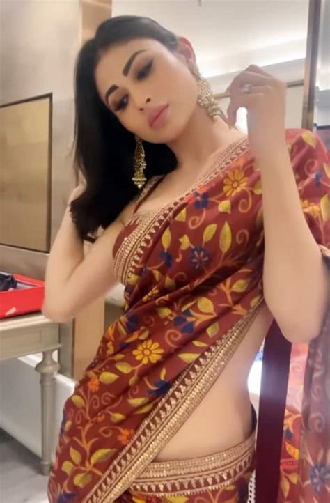 Mouni Roys Hot Saree Look Sets The Temperatures Soaring See Sexy Photos