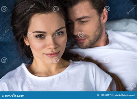 Couples Romantiques Se Trouvant Sur Le Lit Image Stock Image Du