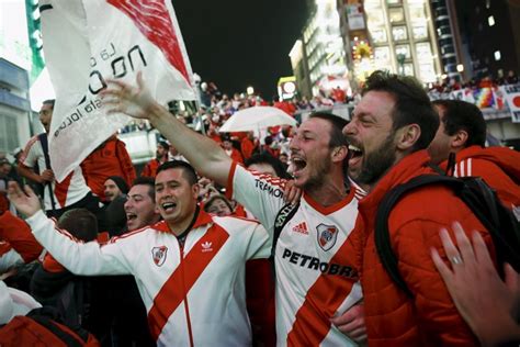 Na V Spera Da Estreia Torcedores Do River Fazem Bandeira O Em Osaka