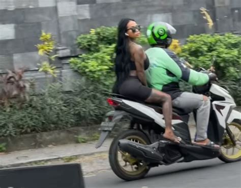 Fenomena Bule Naik Motor Di Bali Tanpa Pakai Helm Menarik Perhatian