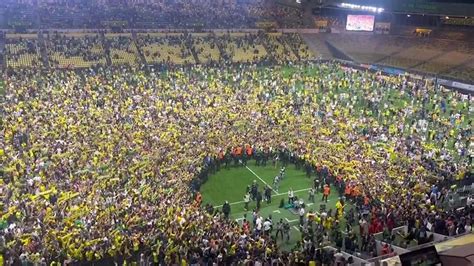 Vídeo Torcida do Nantes invade gramado para comemorar permanência na