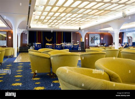 Qe2 ship hi-res stock photography and images - Alamy