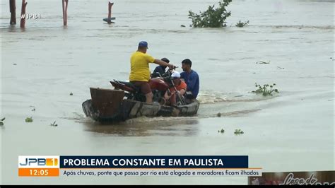 Moradores ficam ilhados e precisam usar canoas para atravessar rio após