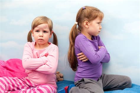 Deux Jeunes Soeurs De Petites Filles Qui Se Sentent Offens S L Autre