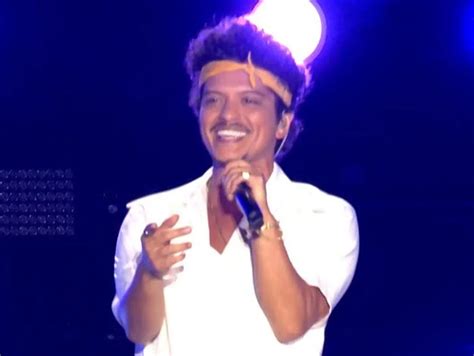 The Town Bruno Mars abre fábrica de hits e coloca Evidências em