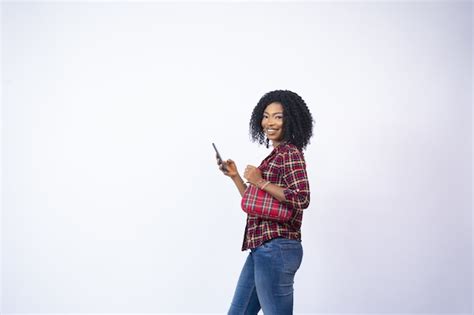 Free Photo Pretty Young African Woman Smiling And Using Her Mobile