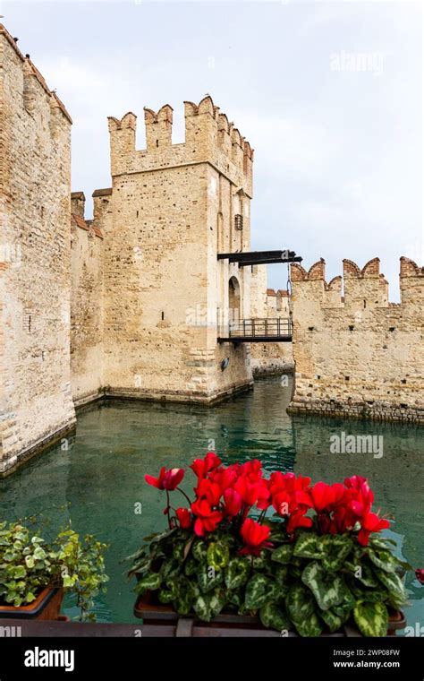 Historische Burganlage Gardasee Sirmione Hi Res Stock Photography And