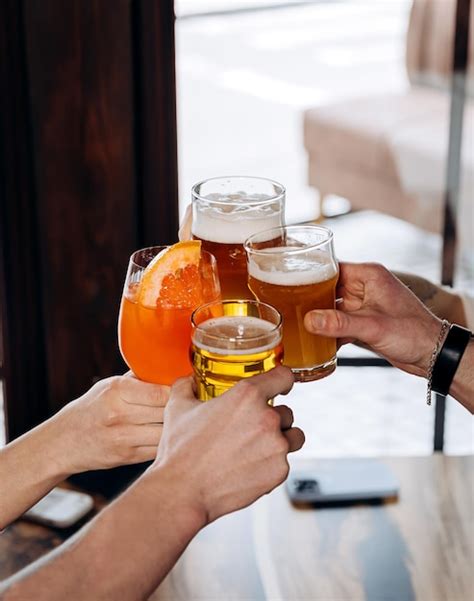 Manos De Amigos Brindando Y Divirti Ndose Juntos Bebiendo Cerveza Y