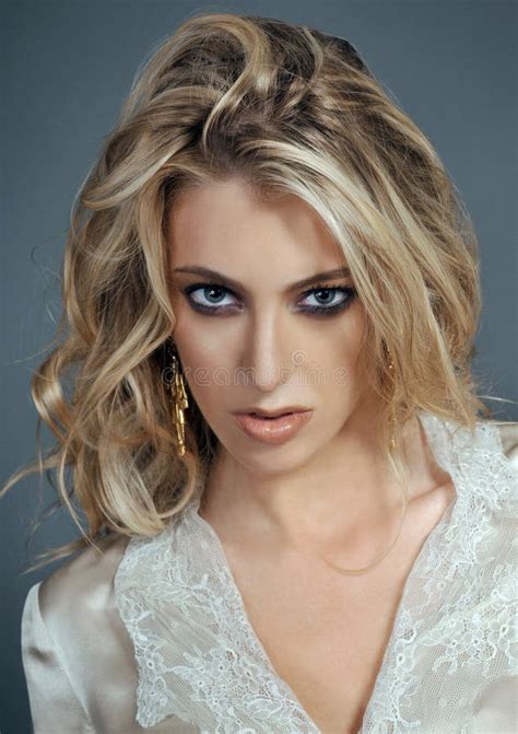 Belle Fille Blonde Avec Les Cheveux Malpropres Photo stock Image du bouclé mode