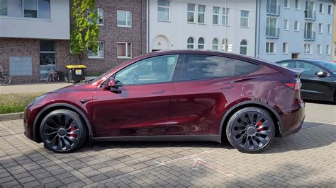 Ecco I Video Della Tesla Model Y Nel Nuovo Colore Rosso Scuro