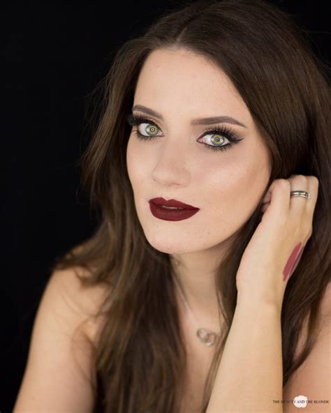 Eine Palette Vier Looks Urban Decay Naked Palette Softest Golden Cut Crease The Beauty And