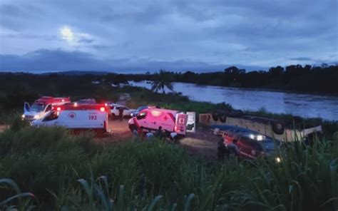 Cinco morrem após ônibus tombar em rodovia