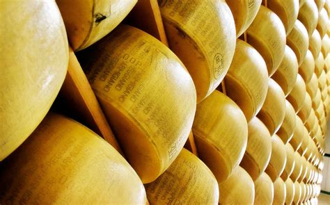 Il Parmigiano Reggiano Storia Curiosit E Tecnica Di Preparazione