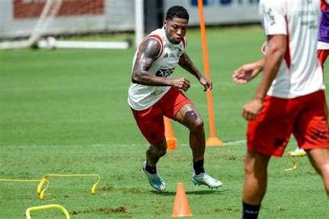 Atacante Do Flamengo Abre Mão De Folga E Treina No Ninho Do Urubu