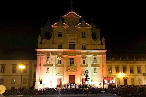 Largo Da S Nova De Coimbra Acolheu Milhares Para Ouvir A Serenata