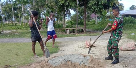 Bangun Semangat Gotong Royong Babinsa Bantu Warga Bangun Pondasi Rumah