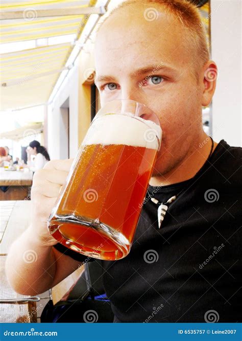 Cerveja Bebendo Do Homem Imagem De Stock Imagem De Grande