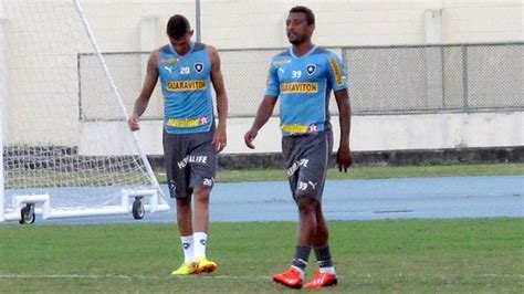 Oswaldo trabalha posicionamento e movimentação em treino sem rival