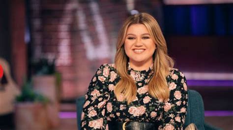 Listen To These Cheery Kelly Clarkson S Songs To Brighten Your Day