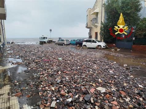 Maltempo Nel Catanese Case Allagate E Auto Trascinate Verso Il Mare